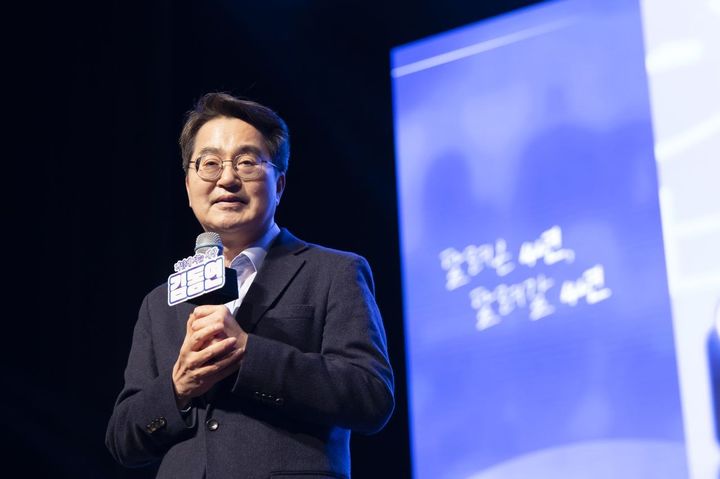 김동연, 출판기념회서 당원들에게 큰절…"성찰과 반성"