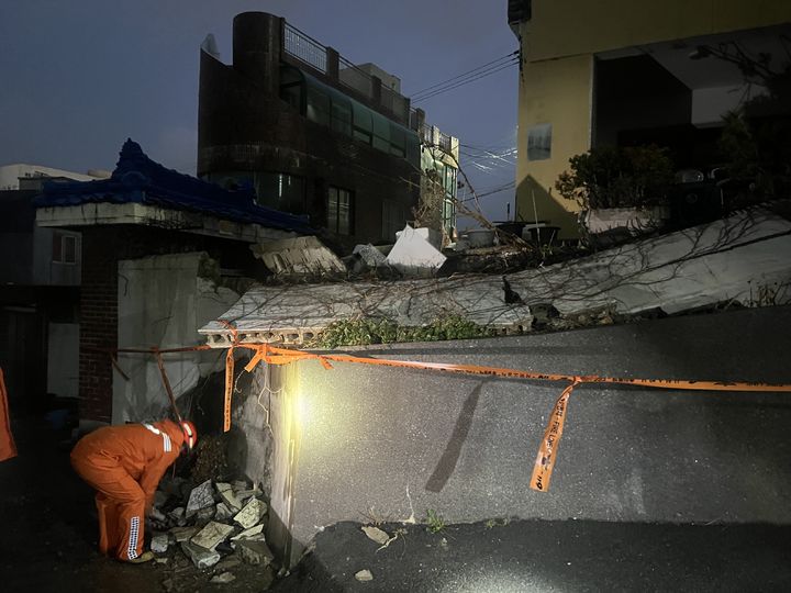 강풍특보 속 부산 곳곳 피해…옹벽 붕괴·간판 낙하 우려