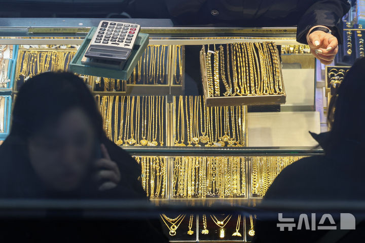 美 이란 공습에 '안전자산' 금값 상승…한돈 110만5000원