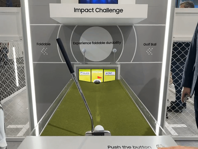 "골프공으로 치고, 물에 담그고"…폴더블폰 '시선 강탈'