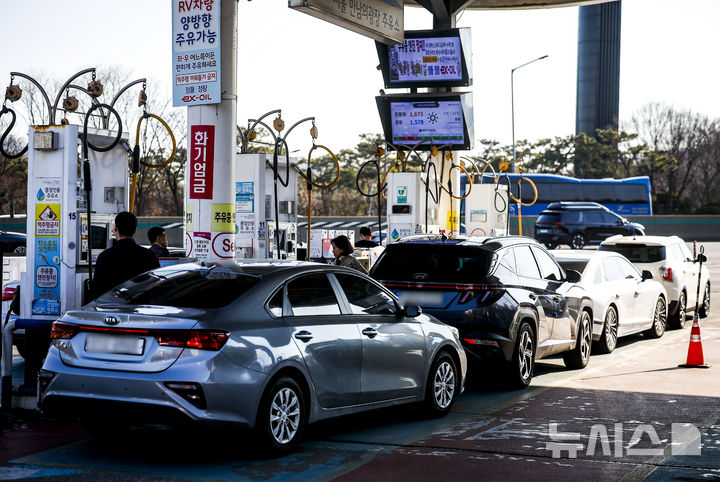 "왜 벌써 많이 올랐는지"…이란발 유가 쇼크에 주유소 북새통