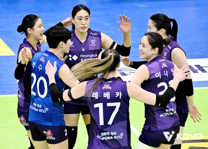 한국 야구, WBC 첫 경기에서 체코에 대승…홈런 4방으로 승리 이끌어