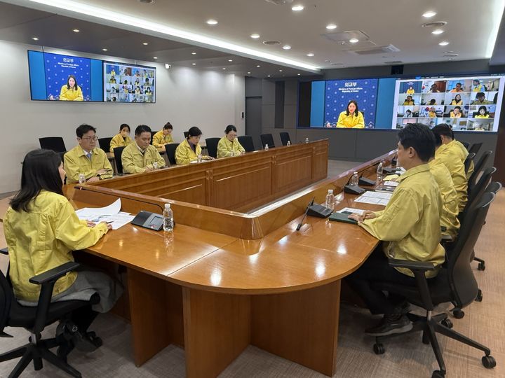 외교부, 중동 14개 공관과 대책회의…”2차 대피 차질 없도록 긴밀 소통”  