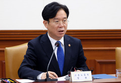 노동장관 "고용불안 단기 근로자에 더 주는 '공정수당' 도입" 