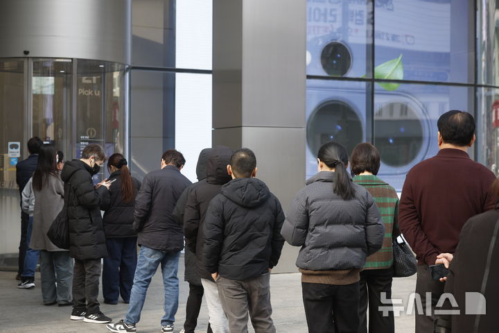 삼성 갤럭시 S26 시리즈 출시… 구매 위한 오픈런 행렬 [뉴시스Pic]