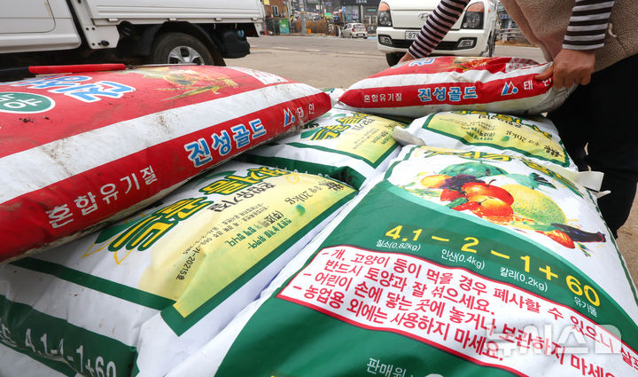 "비료선 21척 발 묶여"…중동 전쟁에 식량 안보도 '비상'