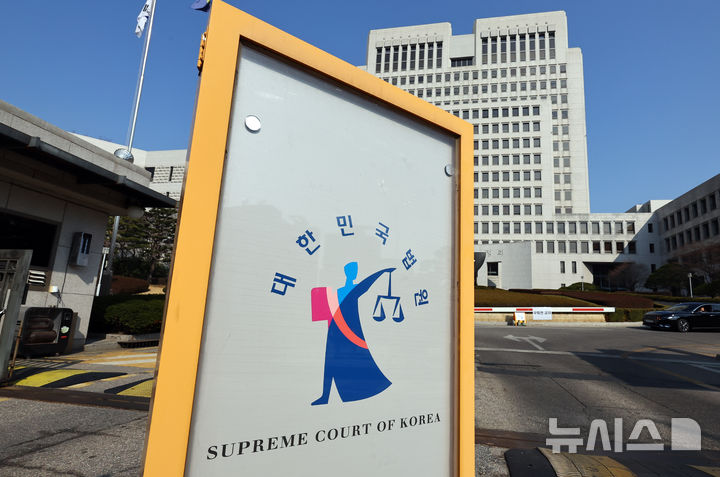 차 안에 현금 9천만원…'4년간 청탁·뇌물' 공무원 실형 확정