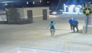 밭다리 후리기 후 초크…격투기 배운 10대, 도끼 난동범 제압