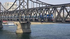 베이징발 북·중 여객열차 단둥 도착…2시간여만에 北으로(종합)