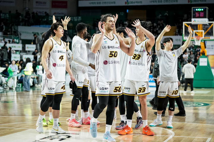 [오늘의 뉴스종합] 프로농구와 K리그에서의 흥미진진한 승부, 김가영과 김윤지의 역사적인 성과, KLPGA 개막전 우승 소식