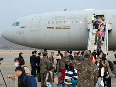 "오기 직전까지 드론 공격…남편은 아직 일해야 해서 남아 걱정" 