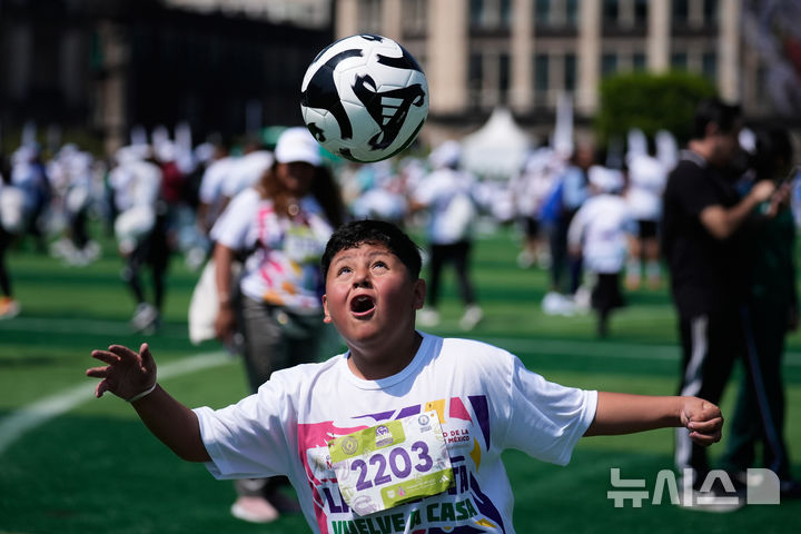 멕시코서 9500명 참여한 '세계 최대 규모 축구 수업'… 기네스 기록 경신 [뉴시스Pic]