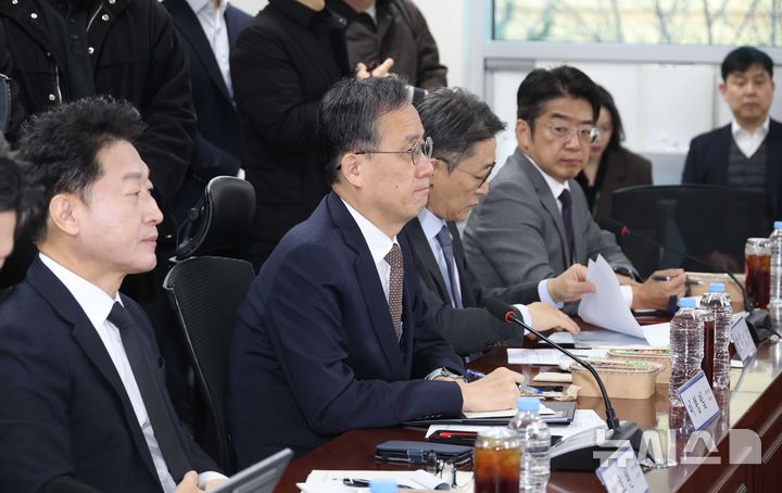 당정 "이달내 추경안 제출…中企 6700억 지원"