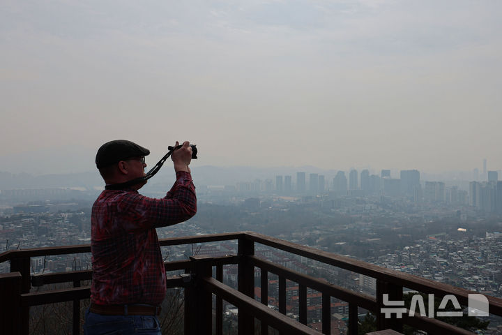포근한 봄 날씨 속 초미세먼지는 '나쁨' [뉴시스Pic]