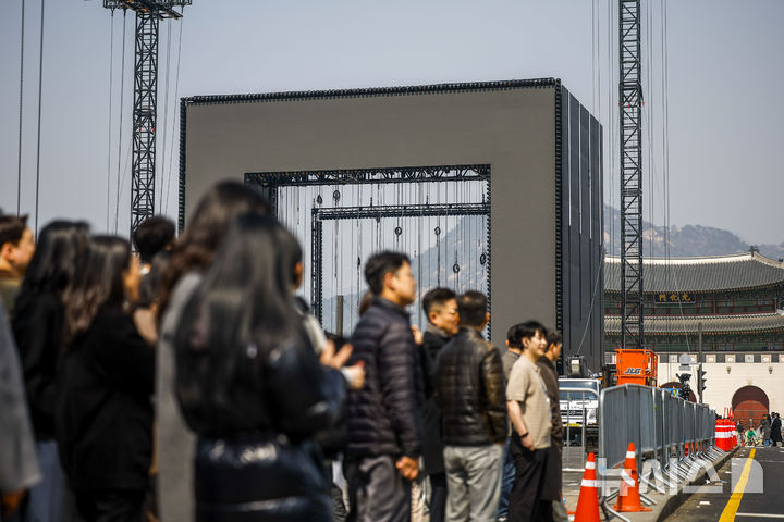 BTS 컴백 공연 앞둔 광화문… 무대 설치 작업 한창 [뉴시스Pic] 