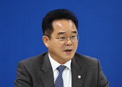 당정, 정유업체 4사 간담회…"정유사·주유소 고통 분담 필요"