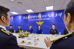 이재명 대통령, 신임 경찰 합동 임용식 사전 환담