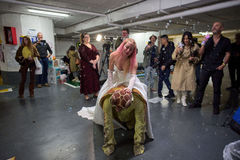 지하 주차장서 파티 즐기는 이스라엘 사람들