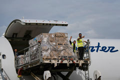 베이루트 도착, 하역하는 의료 지원 물품