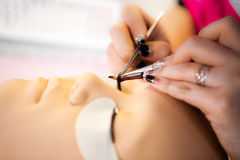 예뻐지려다 눈꺼풀 염증·각막 궤양까지…'속눈썹 연장술' 부작용