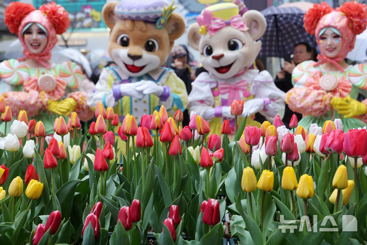 에버랜드, 도심 속 시민들에 싱그러운 튤립 나눔 [뉴시스Pic]