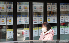 세금·대출 압박에 강남 '대장주' 아파트값도 꺾였다