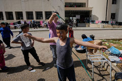 학교 대피소에서 생활하는 레바논 남부 피란민들