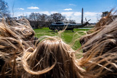 트럼프 전용 헬기 이륙에 휘날리는 머리카락