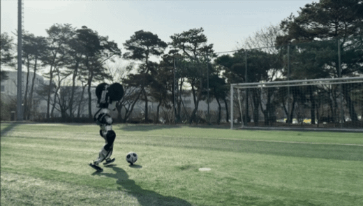 필드 위에서 축구공 자유자재…KAIST 휴머노이드 v0.7