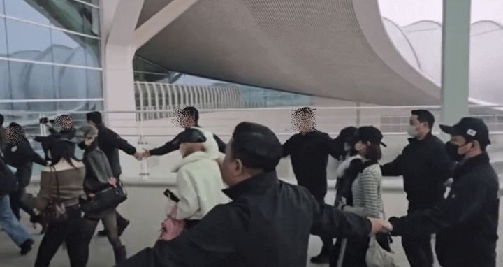 인파 몰린 걸그룹 출국길…'강강술래 경호' 대두된 찬반 여론