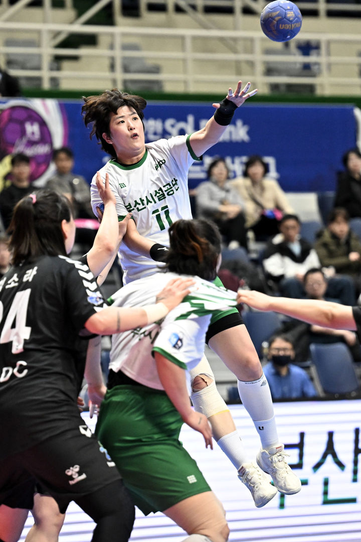 부산시설공단과 롯데 자이언츠, 핸드볼과 야구에서 각각 승리로 기세 올리다