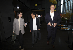 리사 수 AMD 대표 만나러 이동하는 김성훈 업스테이지 대표