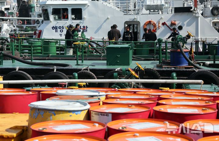중동 사태 여파 고유가… 부산항 해상 기름 불법 유통 특별단속 [뉴시스Pic]