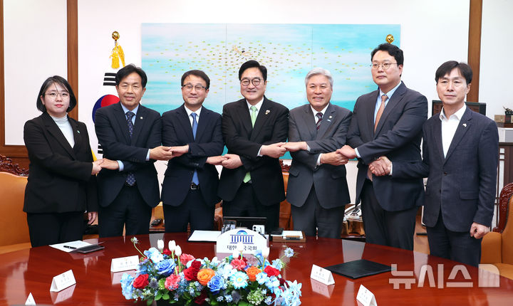 민주당 등 6개 정당 만난 우원식 "국힘도 개헌 논의 동참해 주길" [뉴시스Pic]