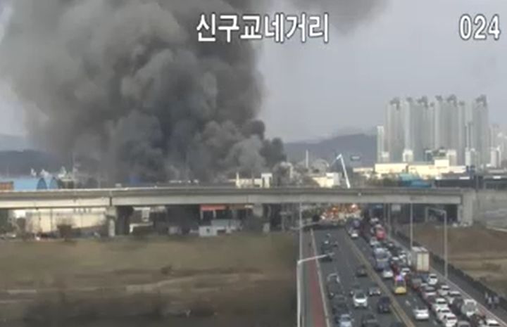 대전 대덕구 자동차 부품공장서 불…소방 대응 2단계