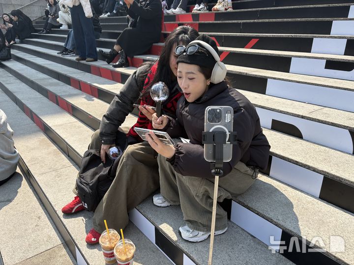 "쏘 핸썸! 어메이징"…신곡 공개에 광화문 팬들 환호(종합)