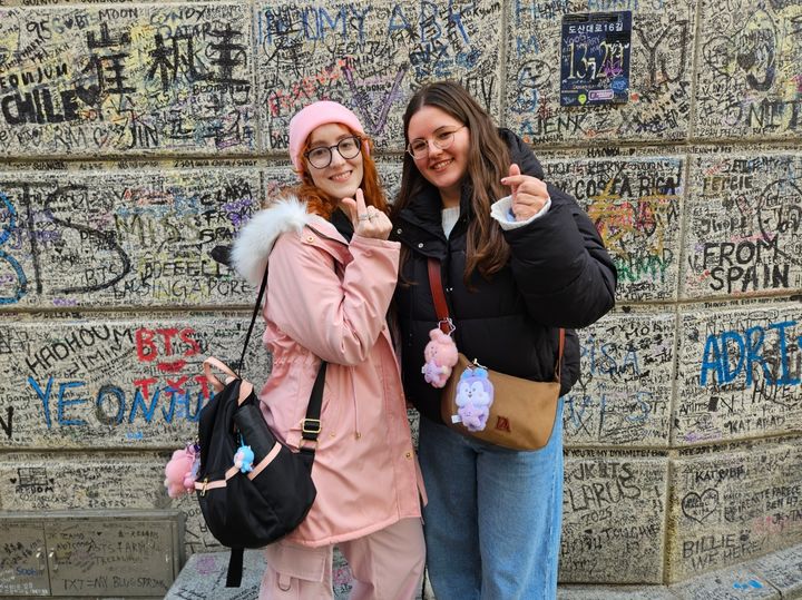 "방탄 비빔밥 먹어봐야죠"…외국인 아미 '성지순례' 북적