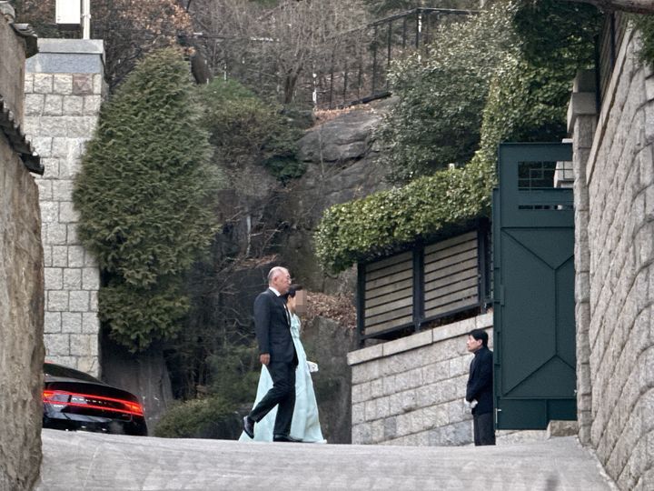 [현장] 故 정주영 명예회장 25주기…범현대가 청운동 '총집결'