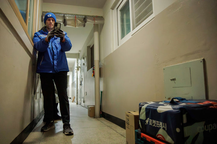 '일일 쿠팡맨' 해롤드 로저스 쿠팡 대표… 성남 일대서 새벽배송 [뉴시스Pic]