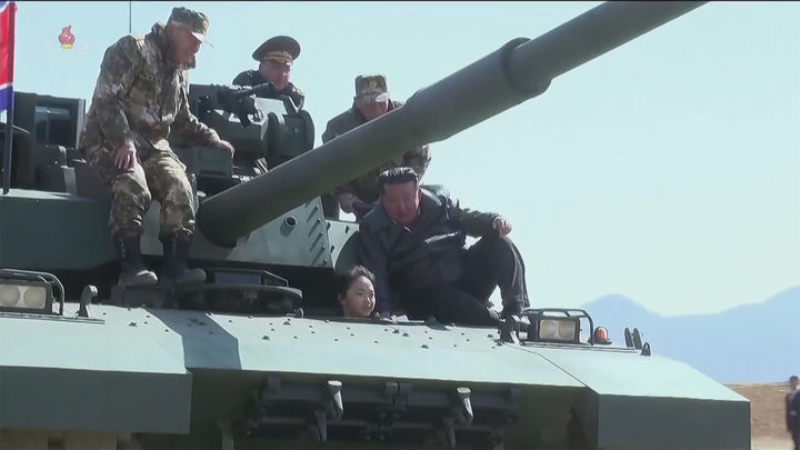 13살 북한 김주애, 김정은 태우고 탱크 운전 [뉴시스Pic]