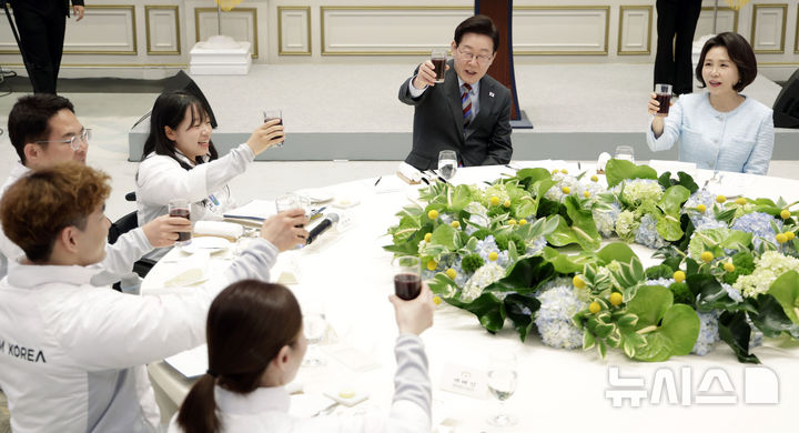 이재명 대통령, 패럴림픽 선수단 초청…"뜨거운 감동과 자부심 안겨줘" [뉴시스Pic]