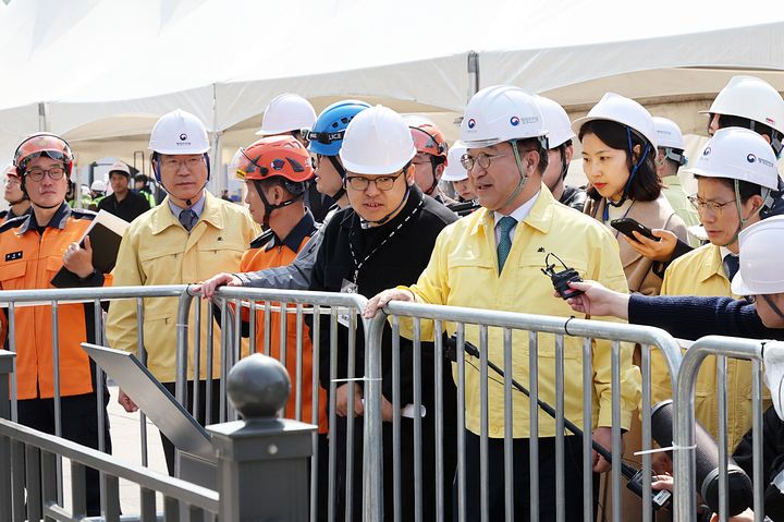 "시민안전 최우선" 행안장관, '인파관리' 총력 점검(종합)[BTS 컴백]