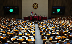 '5월 1일 노동절' 올해부터 전 국민이 쉰다…법정공휴일 지정법, 국회 본회의 통과