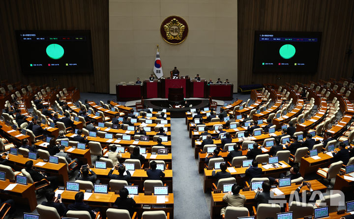 '5월 1일 노동절' 올해부터 전 국민이 쉰다…법정공휴일 지정법, 국회 본회의 통과
