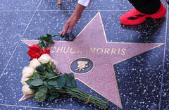 척 노리스 성판에 추모 헌화하는 팬