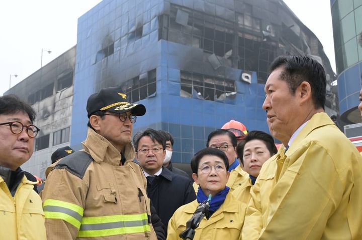 여야 당대표, 대전 화재 현장 방문…"국회 차원 총력 지원할 것"(종합)