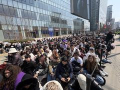 "오전 10시부터 자리 사수"…광화문 '명당존' 팬들 장사진[BTS 컴백]