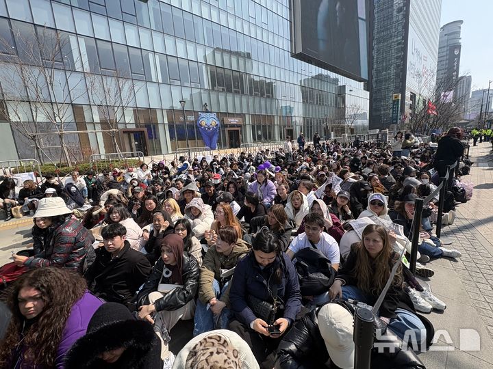 "오전 10시부터 자리 사수"…광화문 '명당존' 팬들 장사진