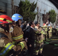 대전 공장 화재현장 수습 현황 보고받는 김민석 총리