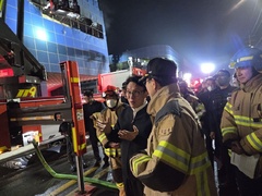 김민석 국무총리, 대전 공장 화재현장 찾아 수습 현황 점검